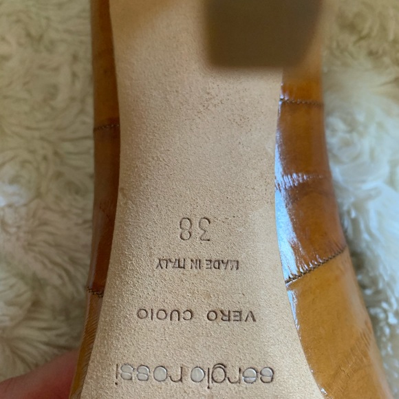 Classic Sergio Rossi heel with matching purse. - Picture 5 of 9